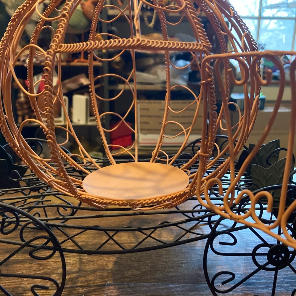 Cinderella pumpkin carriage made of orange and black wire - Picture 11 of 14